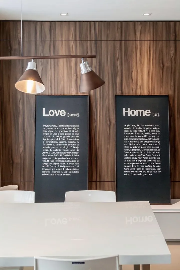 Cozinha com quadros e luminárias pendentes