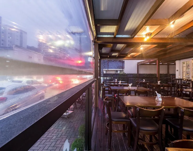 Restaurante com teto de madeira e vista da rua